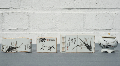 Huit objets de lettr&eacute;s en porcelaine de Chine qianjiang cai, marque de You Shi, 19/20&egrave;me